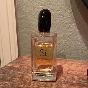 Giorgio Armani Sí perfume